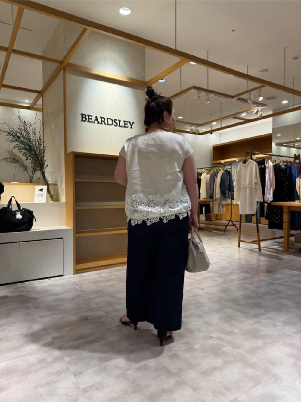 ブルー系のその他パンツ、ホワイト系のシャツ/ブラウスを着用したレディースの春コーディネートの5枚目の写真