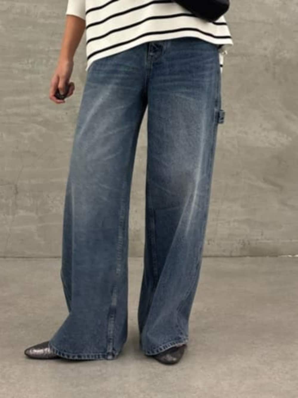 ブラック系のショルダーバッグ、グリーン系のその他アウター、ホワイト系のニット/セーターを着用したレディースの冬コーディネートの7枚目の写真