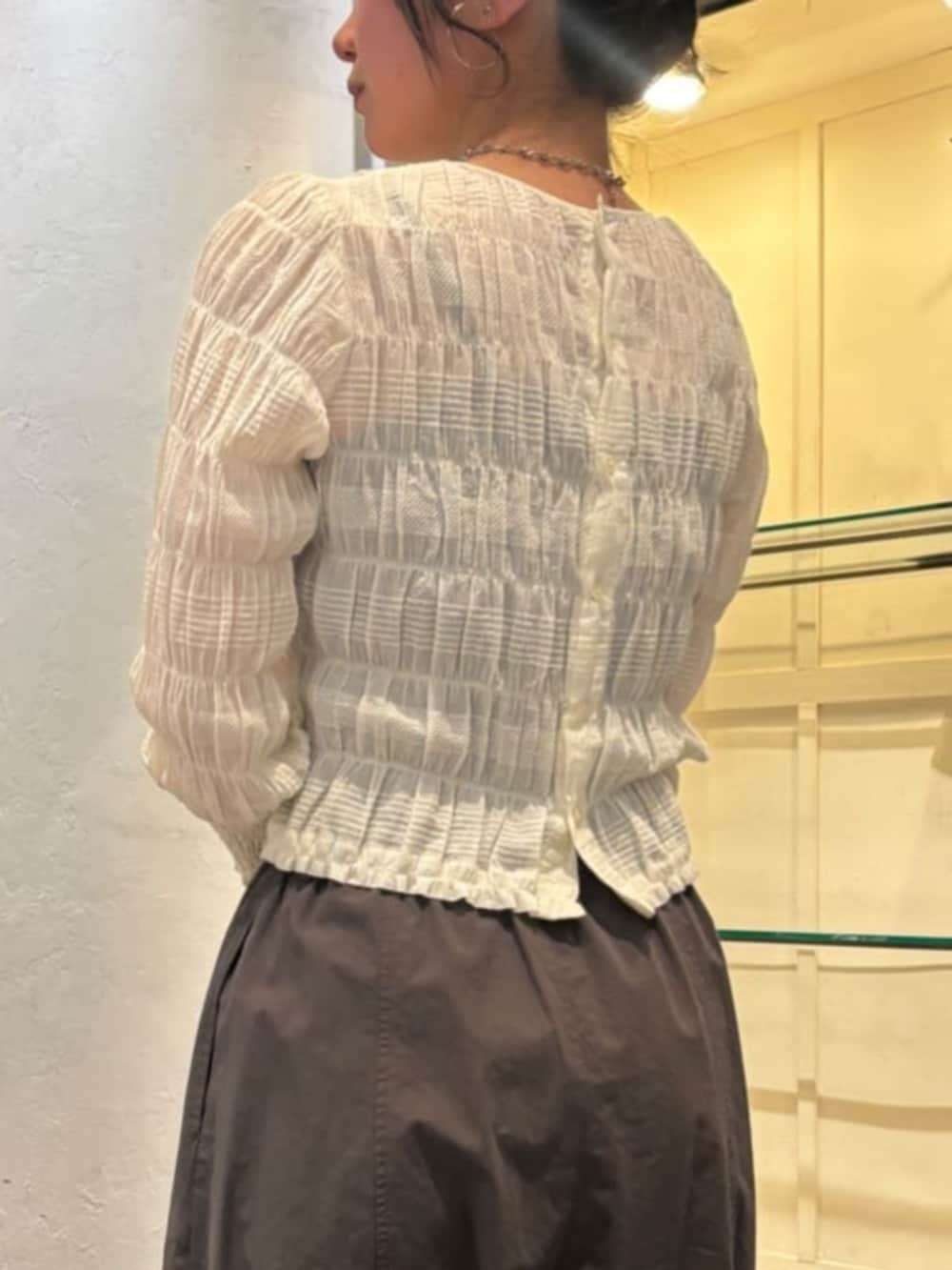 グレー系のその他パンツ、ホワイト系のシャツ/ブラウス、グレー系のその他パンツを着用したレディースの春コーディネートの5枚目の写真