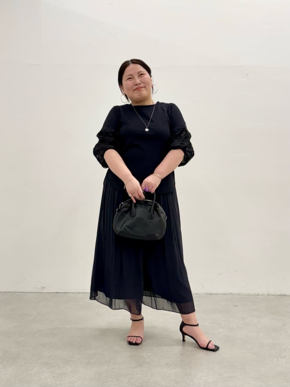 ブラック系のその他パンツ、ブラック系のTシャツ/カットソーを着用したレディースの春コーディネートの2枚目の写真