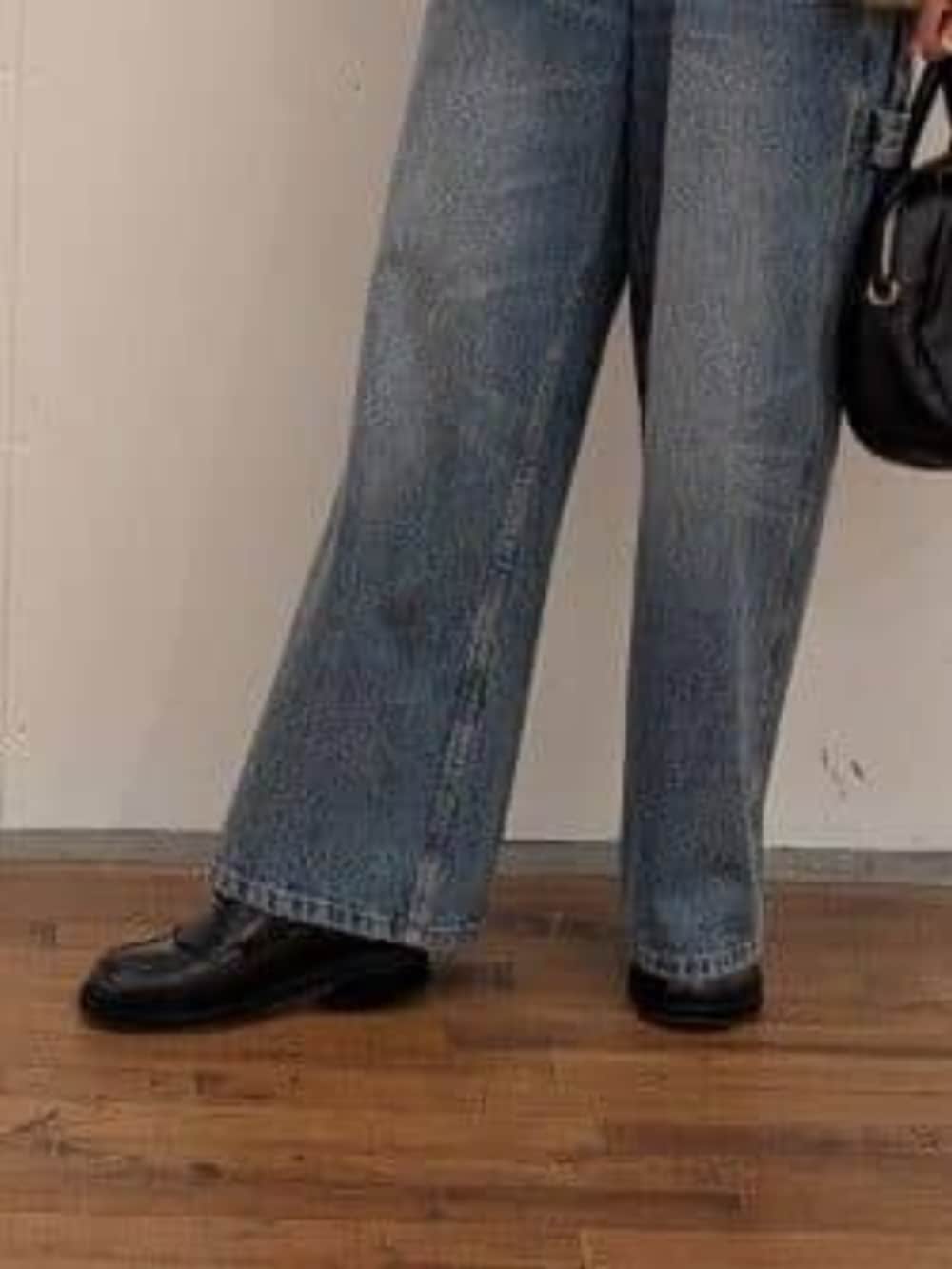 ブルー系のその他パンツ、ベージュ系のブルゾン、ブラウン系のローファーを着用したレディースの秋コーディネートの10枚目の写真