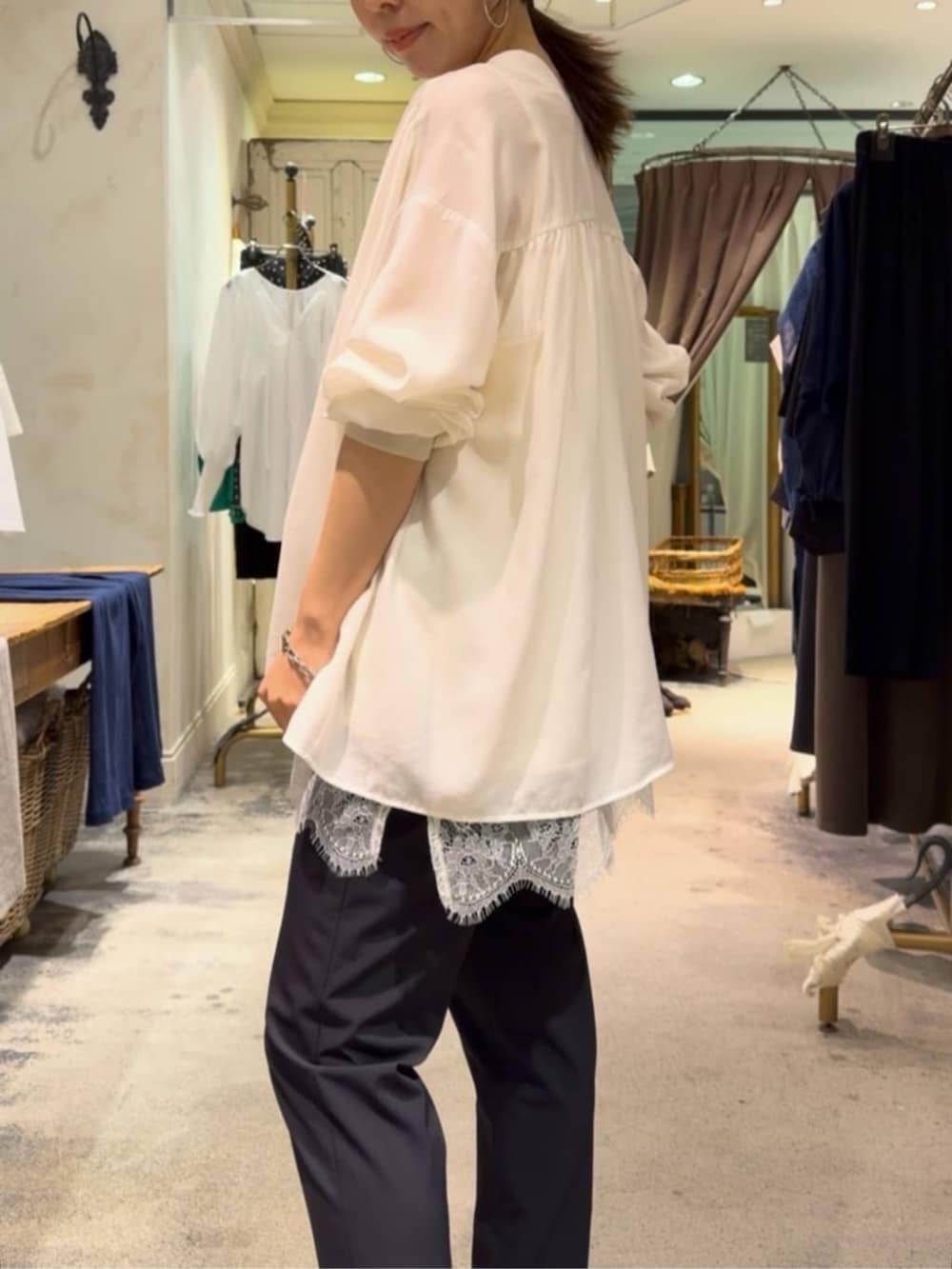 ホワイト系のシャツ/ブラウス、ホワイト系のキャミソール、ブラック系のその他パンツを着用したレディースの夏コーディネートの3枚目の写真