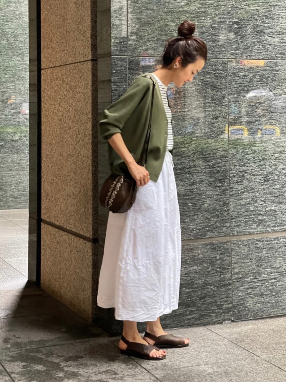 グリーン系のカーディガン/ボレロ、グリーン系のTシャツ/カットソー、グリーン系のショルダーバッグを着用したレディースの夏コーディネートの2枚目の写真