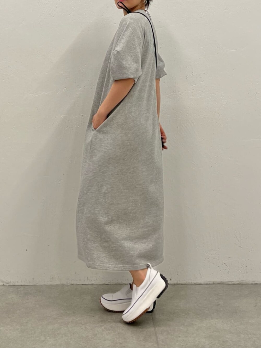 ブラック系のショルダーバッグ、グレー系のワンピース、シルバー系のリングを着用したレディースの冬コーディネートの5枚目の写真