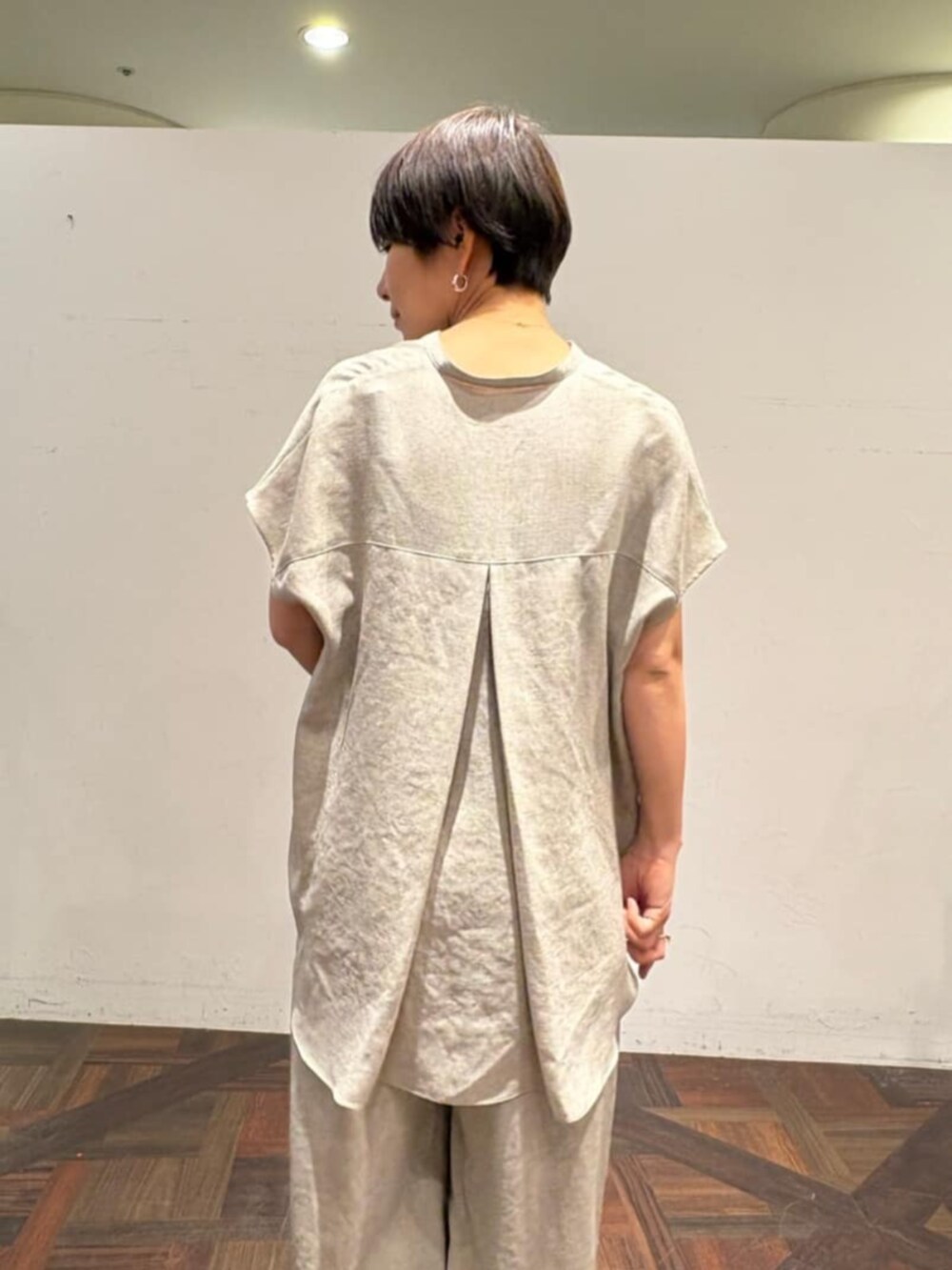 ブラック系のトートバッグ、ベージュ系のその他パンツ、ベージュ系のシャツ/ブラウスを着用したレディースの春コーディネートの4枚目の写真