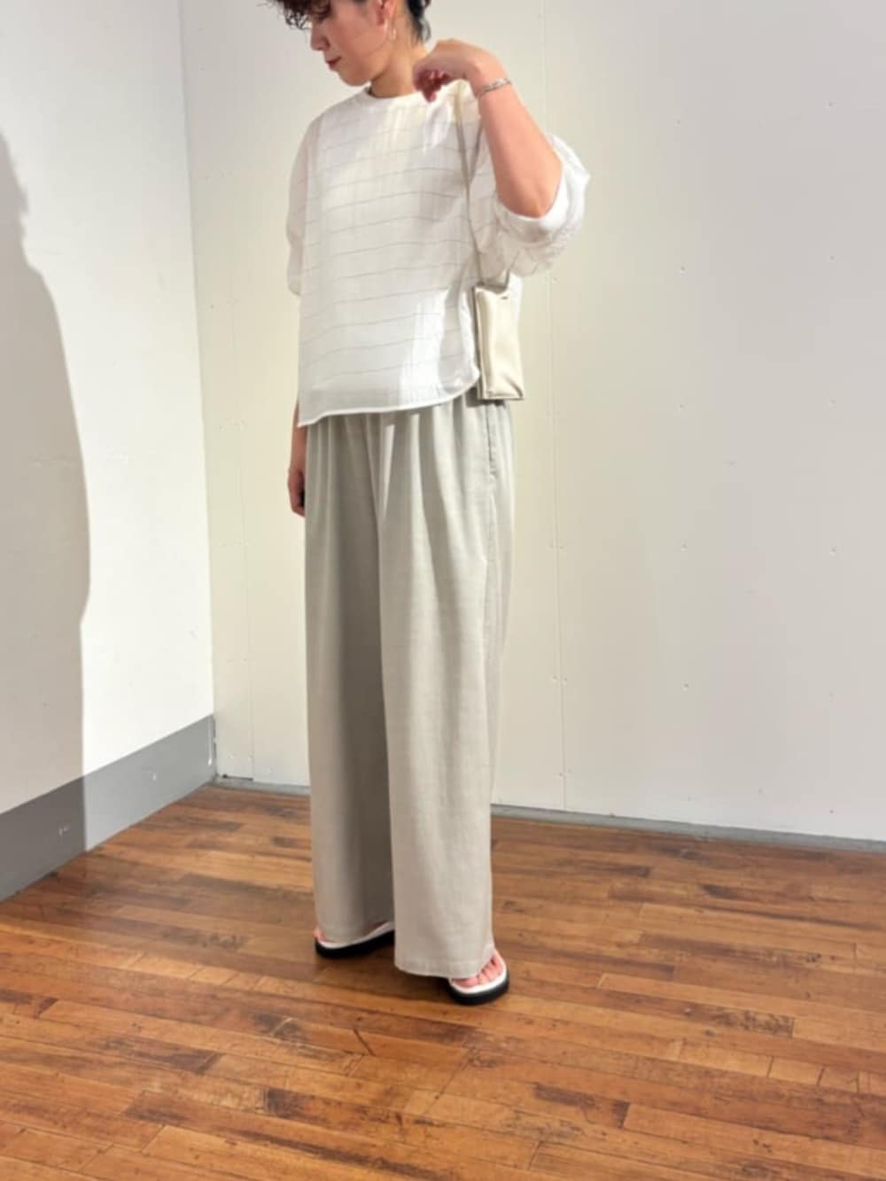 グレー系のその他パンツ、ホワイト系のシャツ/ブラウスを着用したレディースの春コーディネートの6枚目の写真