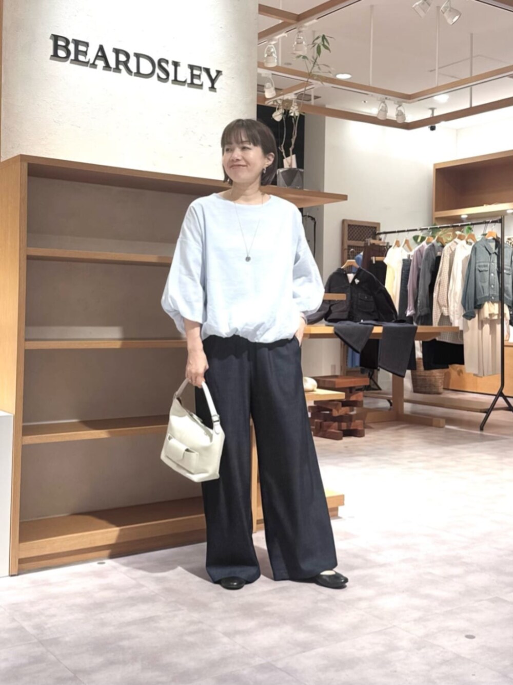 ブルー系のその他パンツ、ホワイト系のトートバッグ、ブルー系のシャツ/ブラウスを着用したレディースの春コーディネートの3枚目の写真