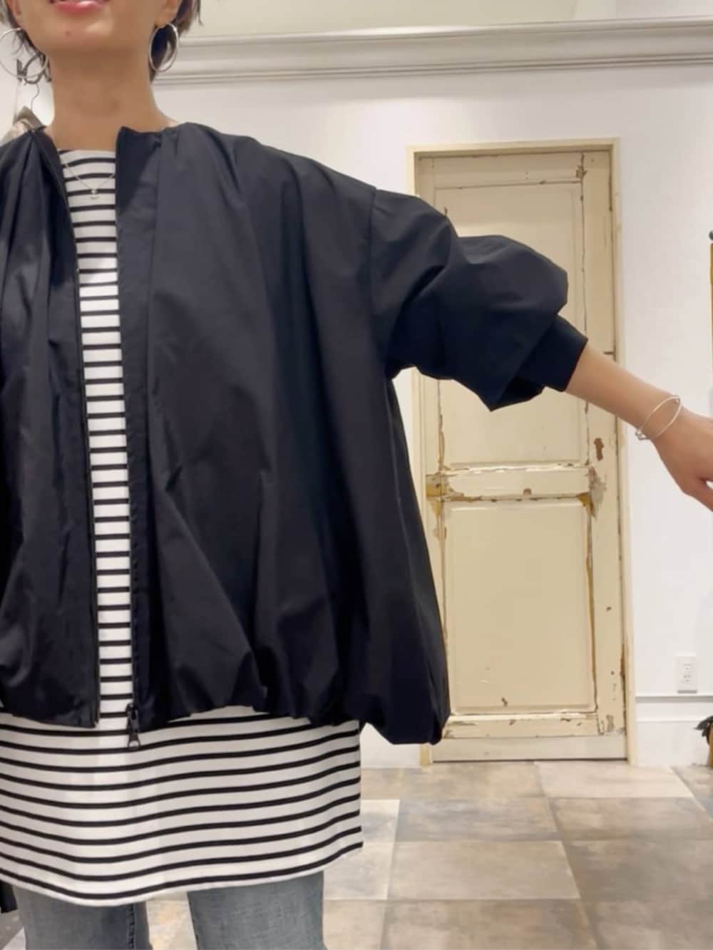 ブルー系のデニムパンツ、ブルー系のTシャツ/カットソー、ブラック系のトートバッグを着用したレディースの冬コーディネートの9枚目の写真