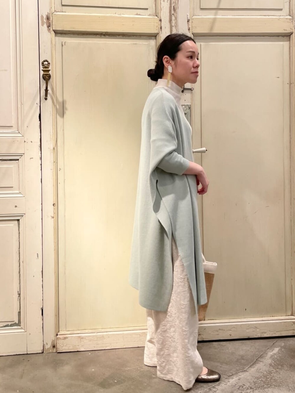 グリーン系のカーディガン/ボレロ、ホワイト系のTシャツ/カットソー、ホワイト系のその他パンツを着用したレディースの冬コーディネートの2枚目の写真