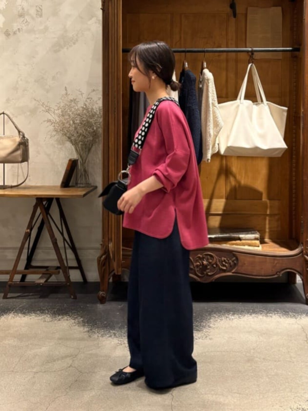 ブラック系のその他を着用したレディースの冬コーディネートの4枚目の写真