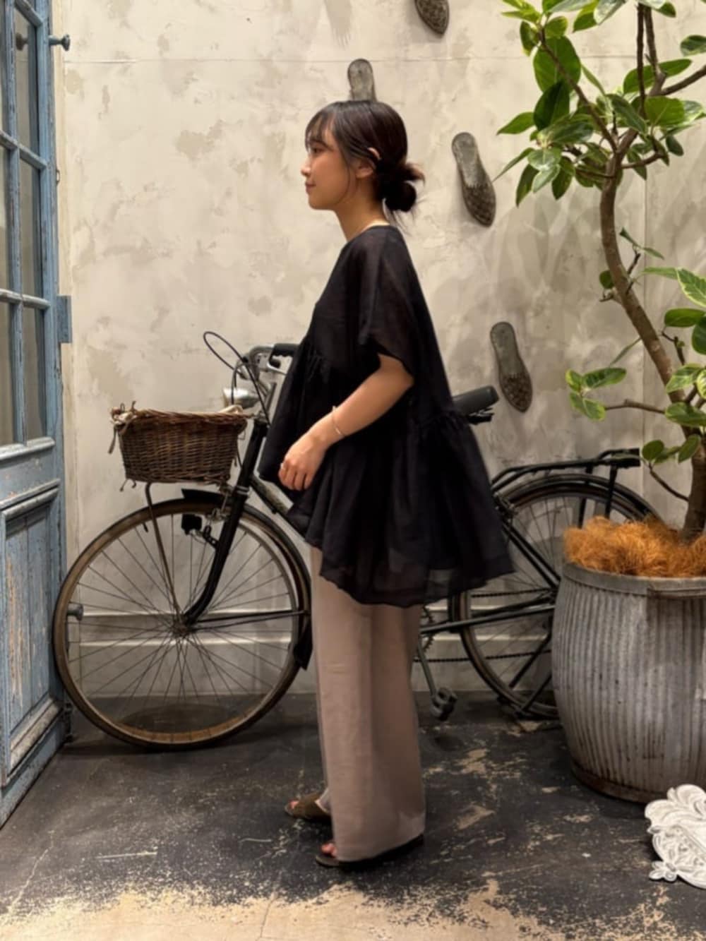 グレー系のその他パンツ、ブラック系のニット/セーターを着用したレディースの春コーディネートの2枚目の写真