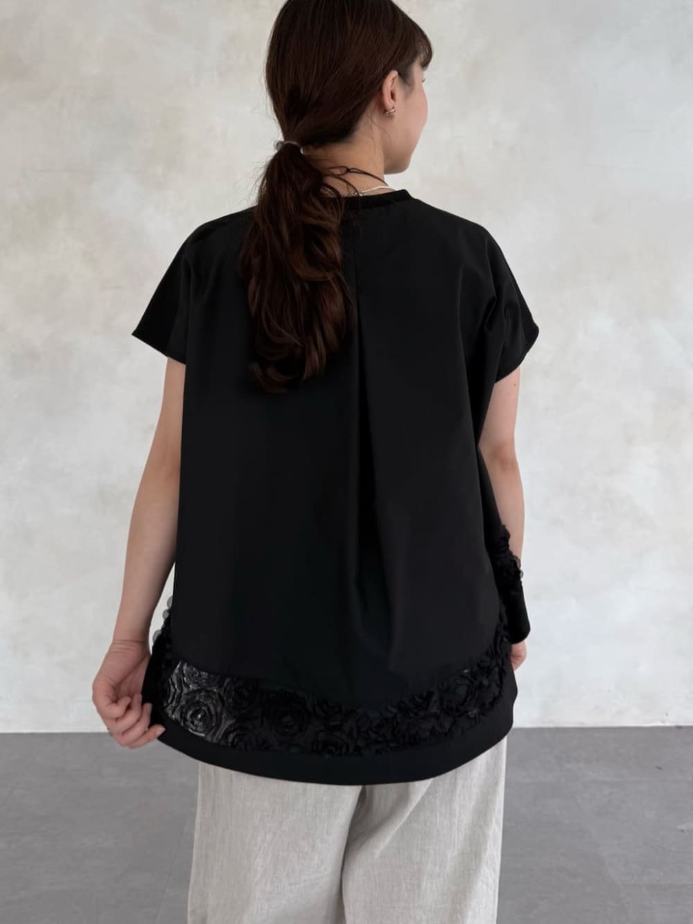 ブラック系のTシャツ/カットソーを着用したレディースの春コーディネートの4枚目の写真