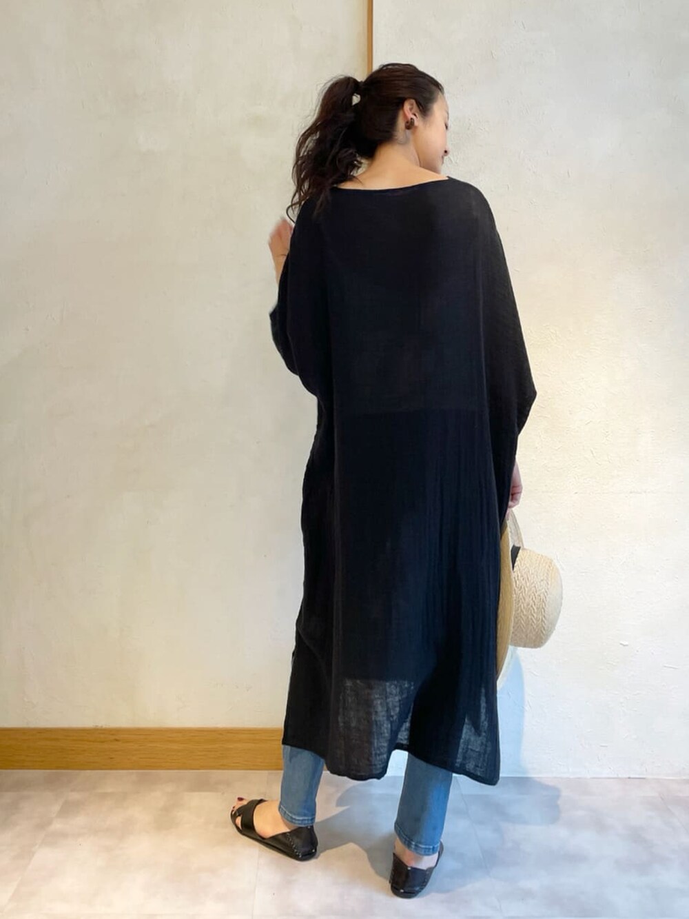 ブラック系のワンピース、ブルー系のその他パンツを着用したレディースの夏コーディネートの3枚目の写真