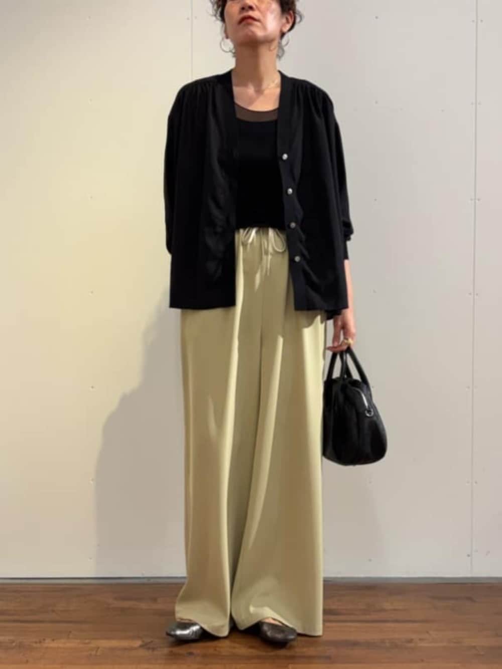 ブラック系のシャツ/ブラウス、ブラック系のキャミソール、ベージュ系のその他パンツを着用したレディースの春コーディネートの3枚目の写真