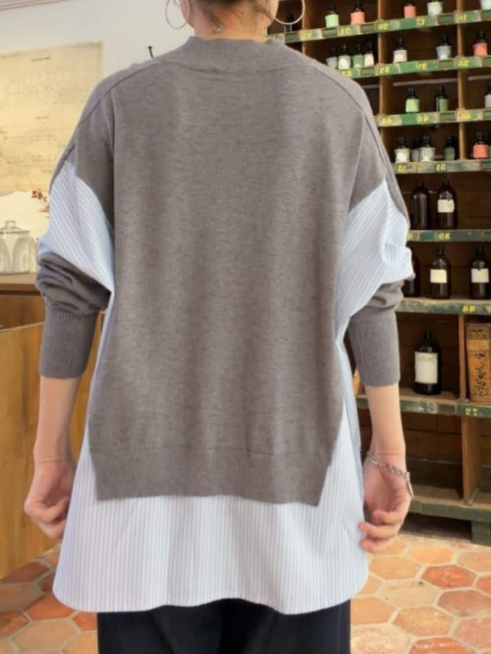 ブルー系のその他パンツ、グレー系のニット/セーターを着用したレディースの秋コーディネートの6枚目の写真
