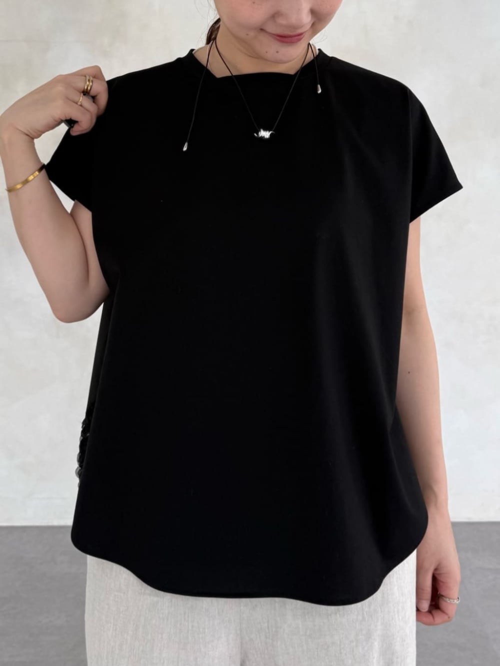 ブラック系のTシャツ/カットソーを着用したレディースの春コーディネートの5枚目の写真