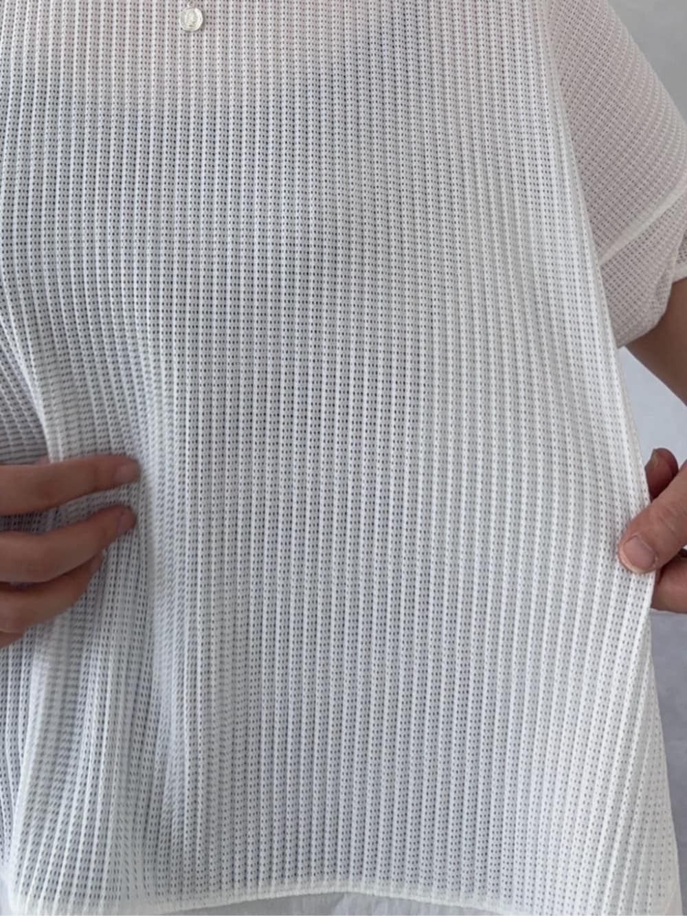 ホワイト系のTシャツ/カットソー、ブルー系のその他パンツを着用したレディースの夏コーディネートの8枚目の写真