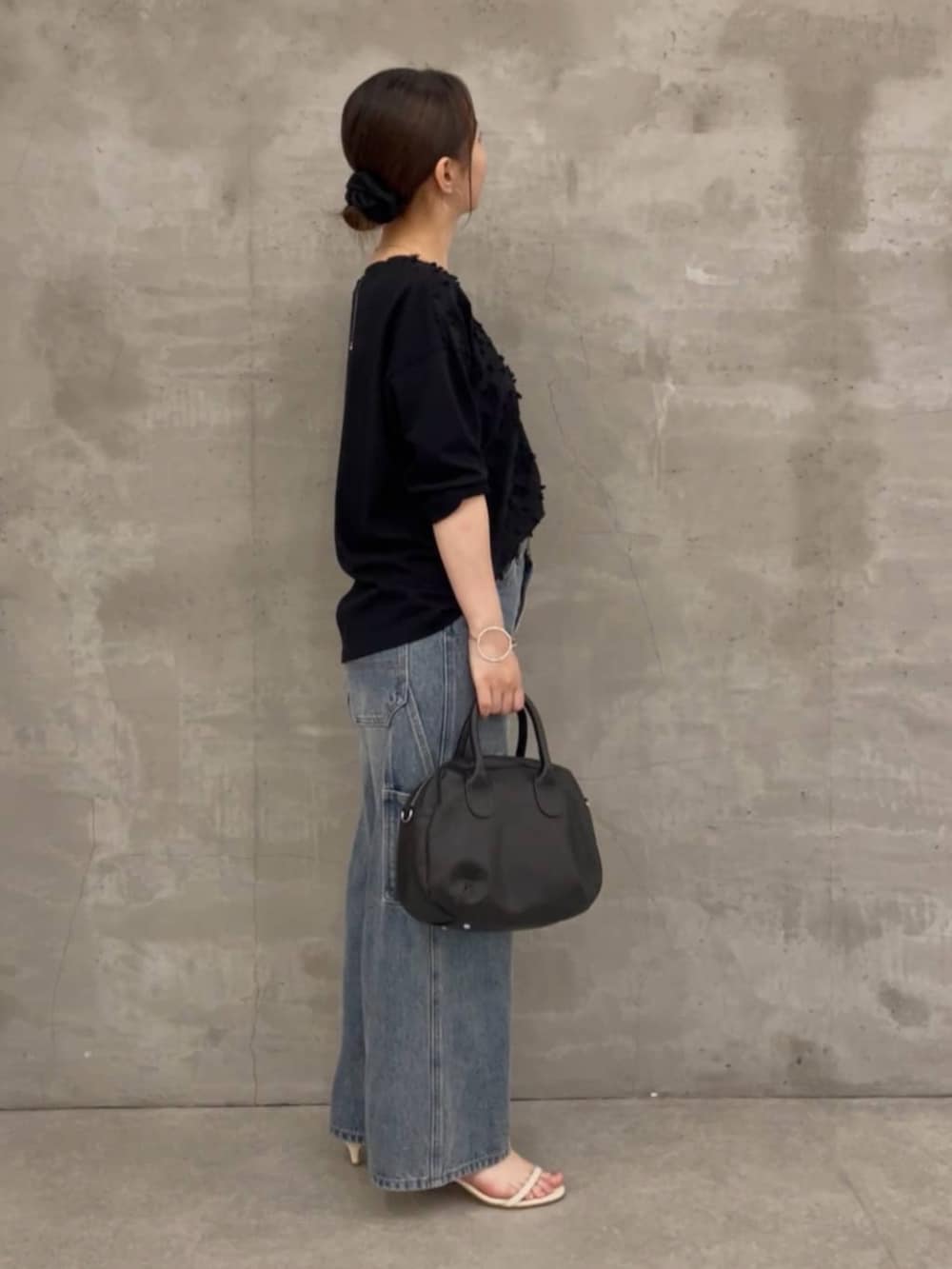 ブルー系のその他パンツ、ブラック系のTシャツ/カットソーを着用したレディースの夏コーディネートの2枚目の写真