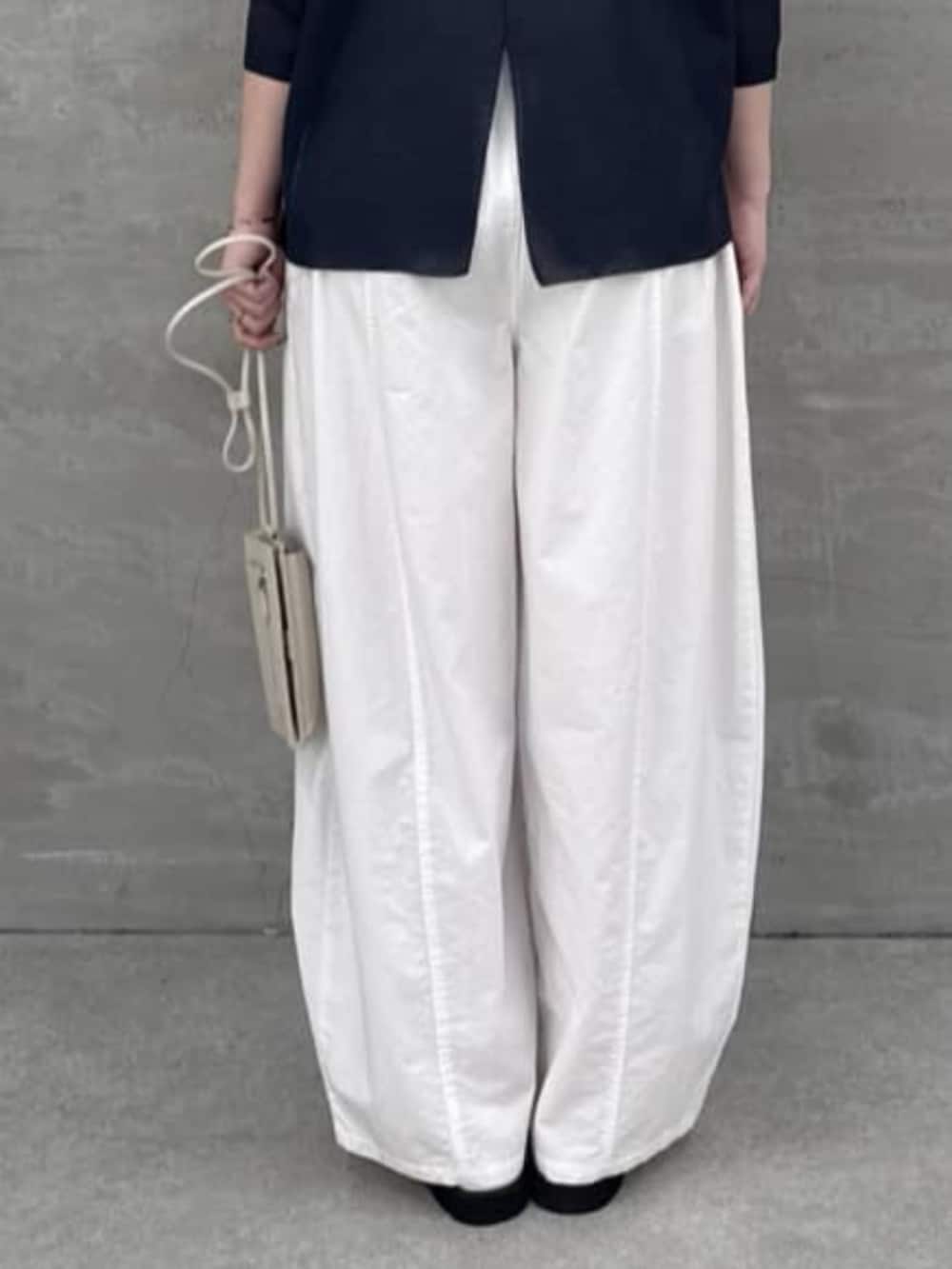 ホワイト系のショルダーバッグ、ホワイト系のサンダル、ホワイト系のその他パンツを着用したレディースの春コーディネートの8枚目の写真