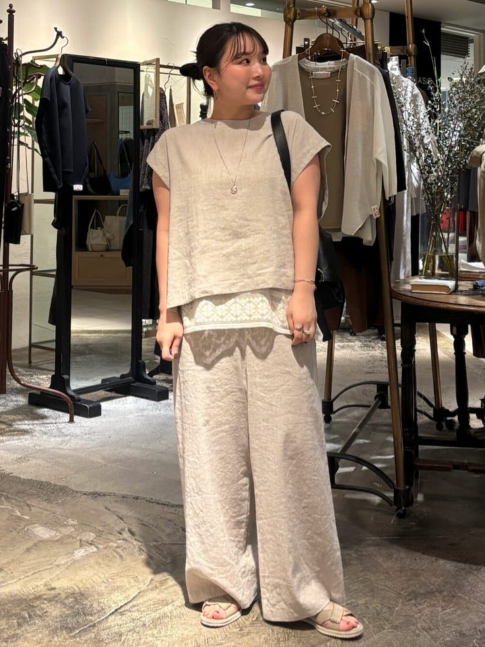 ホワイト系のシャツ/ブラウス、ベージュ系のシャツ/ブラウス、ベージュ系のその他パンツを着用したレディースの夏コーディネートの2枚目の写真