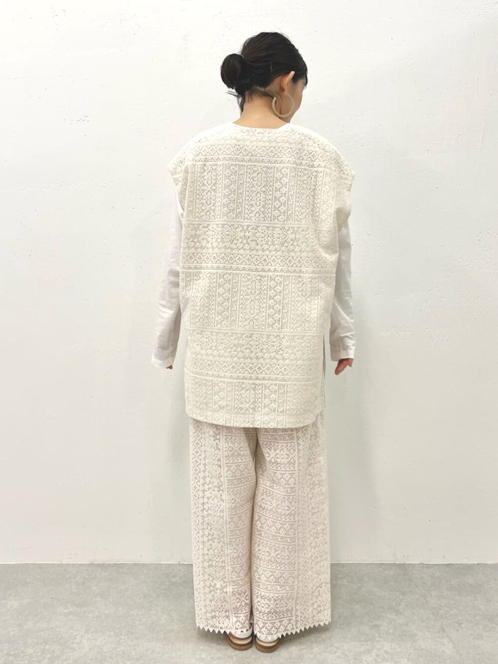 ホワイト系のシャツ/ブラウス、ホワイト系のその他パンツを着用したレディースの冬コーディネートの3枚目の写真