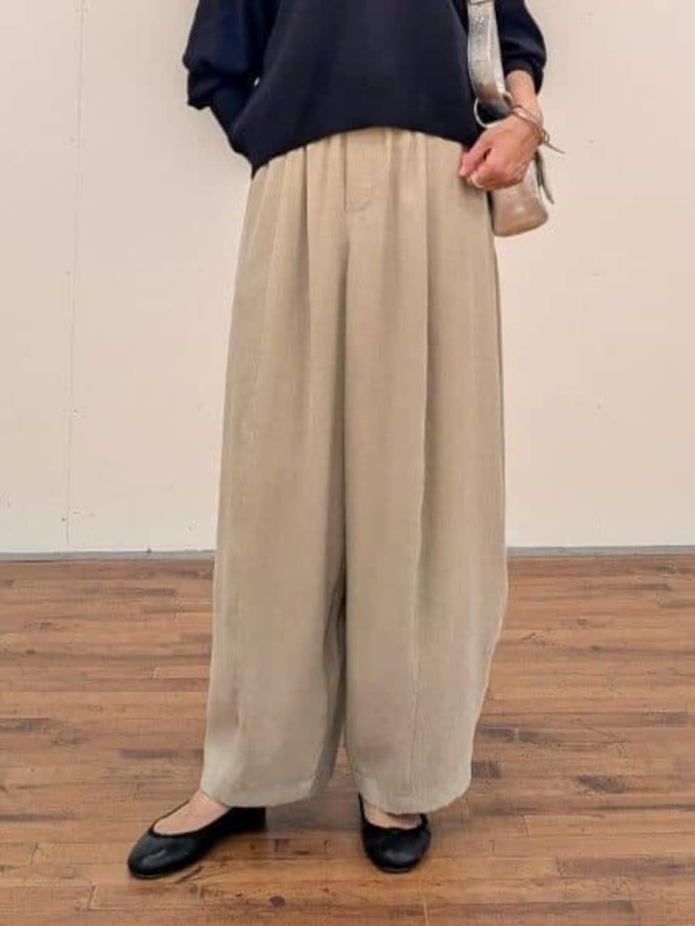 グレー系のその他パンツ、ブラック系のその他アウターを着用したレディースの秋コーディネートの9枚目の写真
