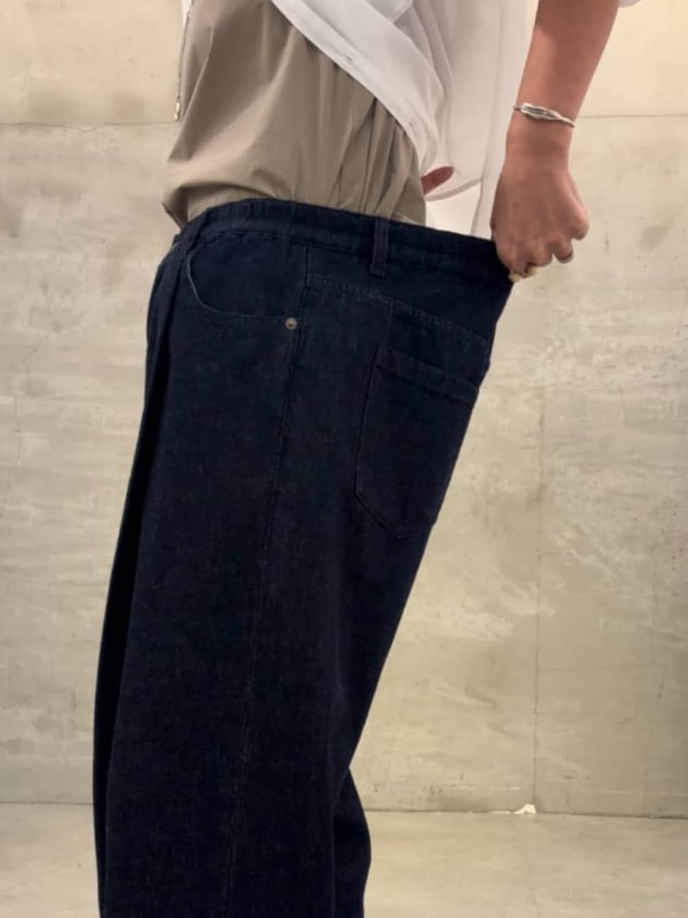 ホワイト系のシャツ/ブラウス、ブルー系のデニムパンツ、グリーン系のシャツ/ブラウスを着用したレディースの冬コーディネートの7枚目の写真