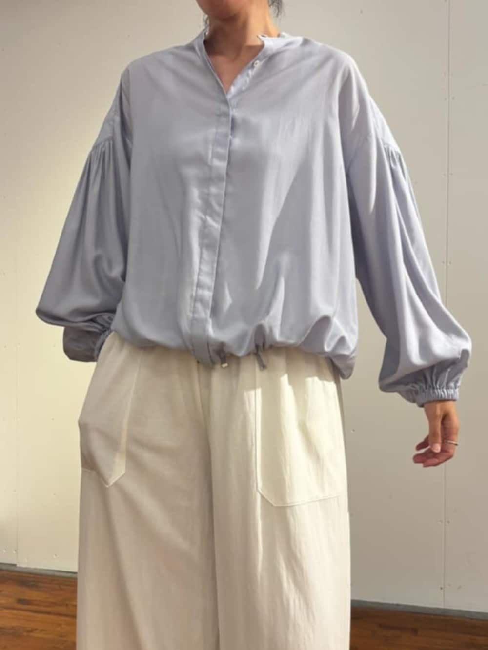 ホワイト系のその他パンツ、ブルー系のシャツ/ブラウス、ブラック系のトートバッグを着用したレディースの夏コーディネートの5枚目の写真