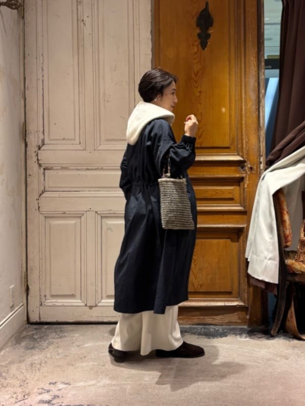 ホワイト系のパーカー、ホワイト系のその他パンツ、ブルー系のその他アウターを着用したレディースの冬コーディネートの4枚目の写真