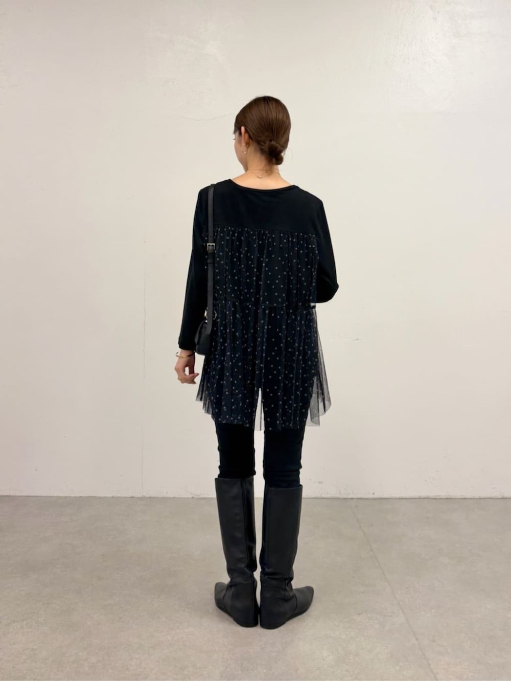 ブラック系のTシャツ/カットソーを着用したレディースの夏コーディネートの4枚目の写真