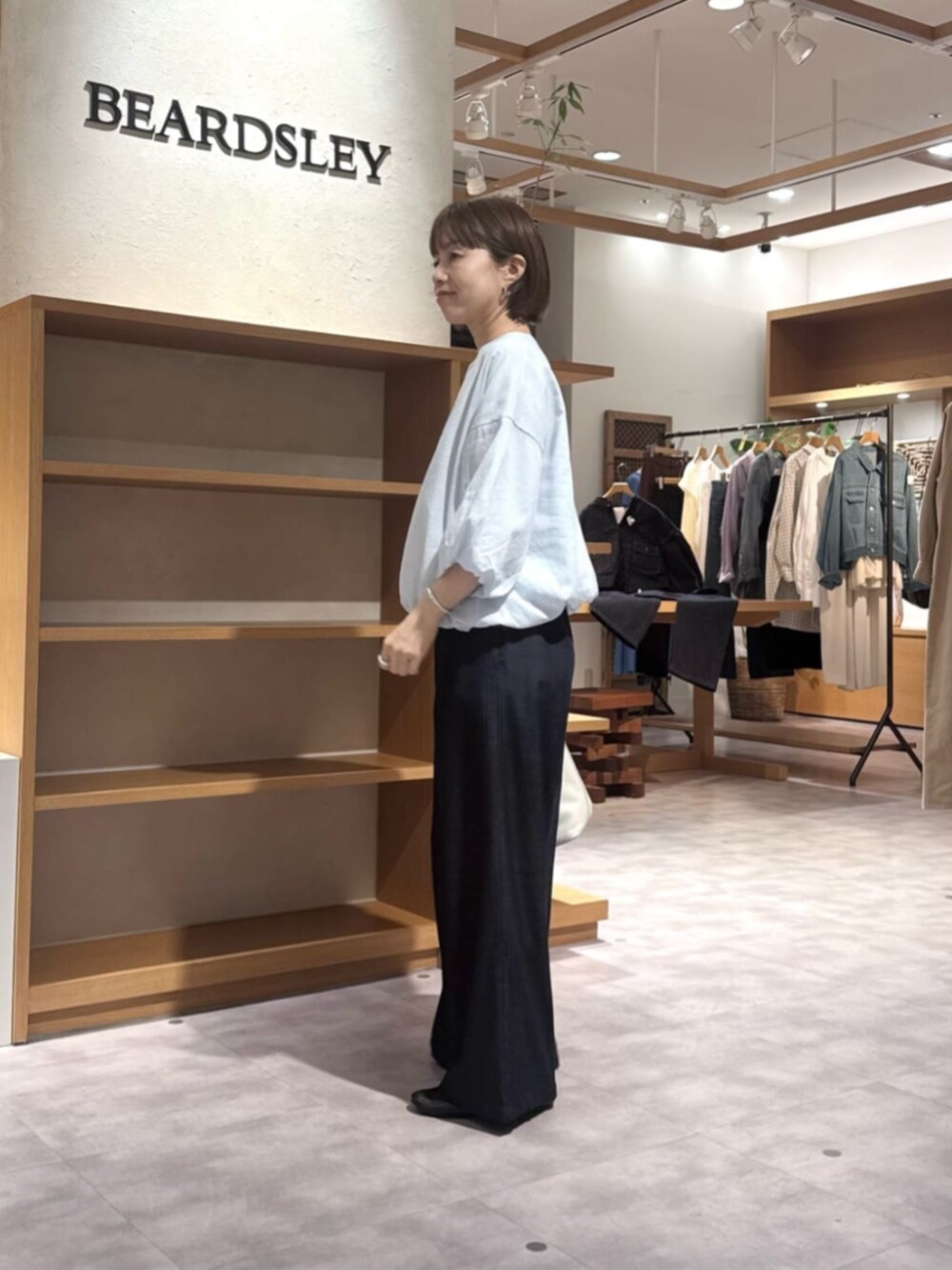 ブルー系のその他パンツ、ホワイト系のトートバッグ、ブルー系のシャツ/ブラウスを着用したレディースの春コーディネートの4枚目の写真