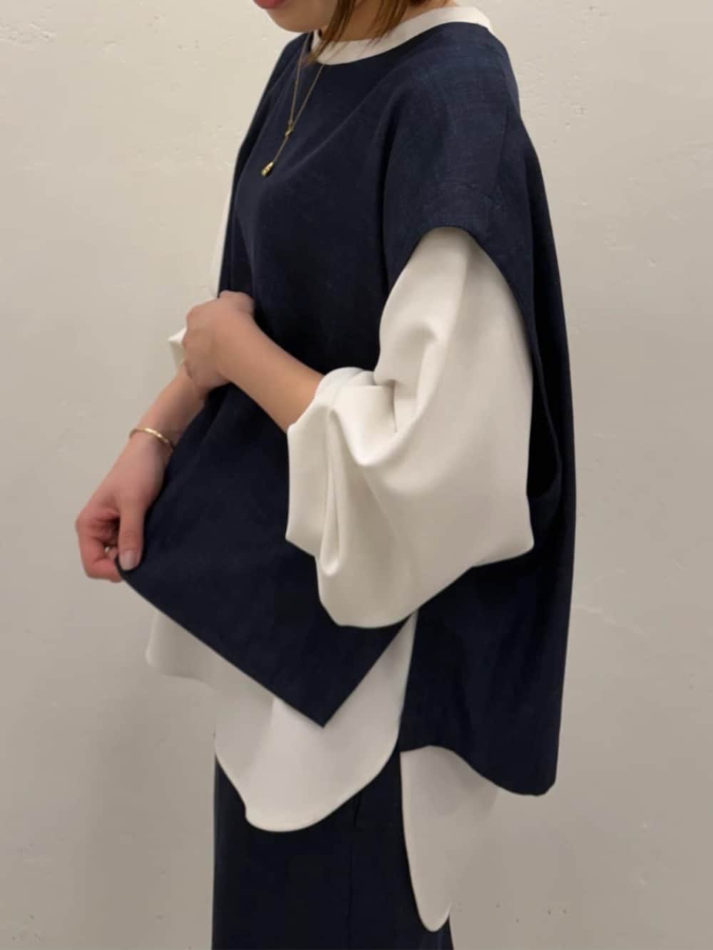 ブルー系のシャツ/ブラウス、ブルー系のその他パンツ、ホワイト系のシャツ/ブラウスを着用したレディースの春コーディネートの5枚目の写真