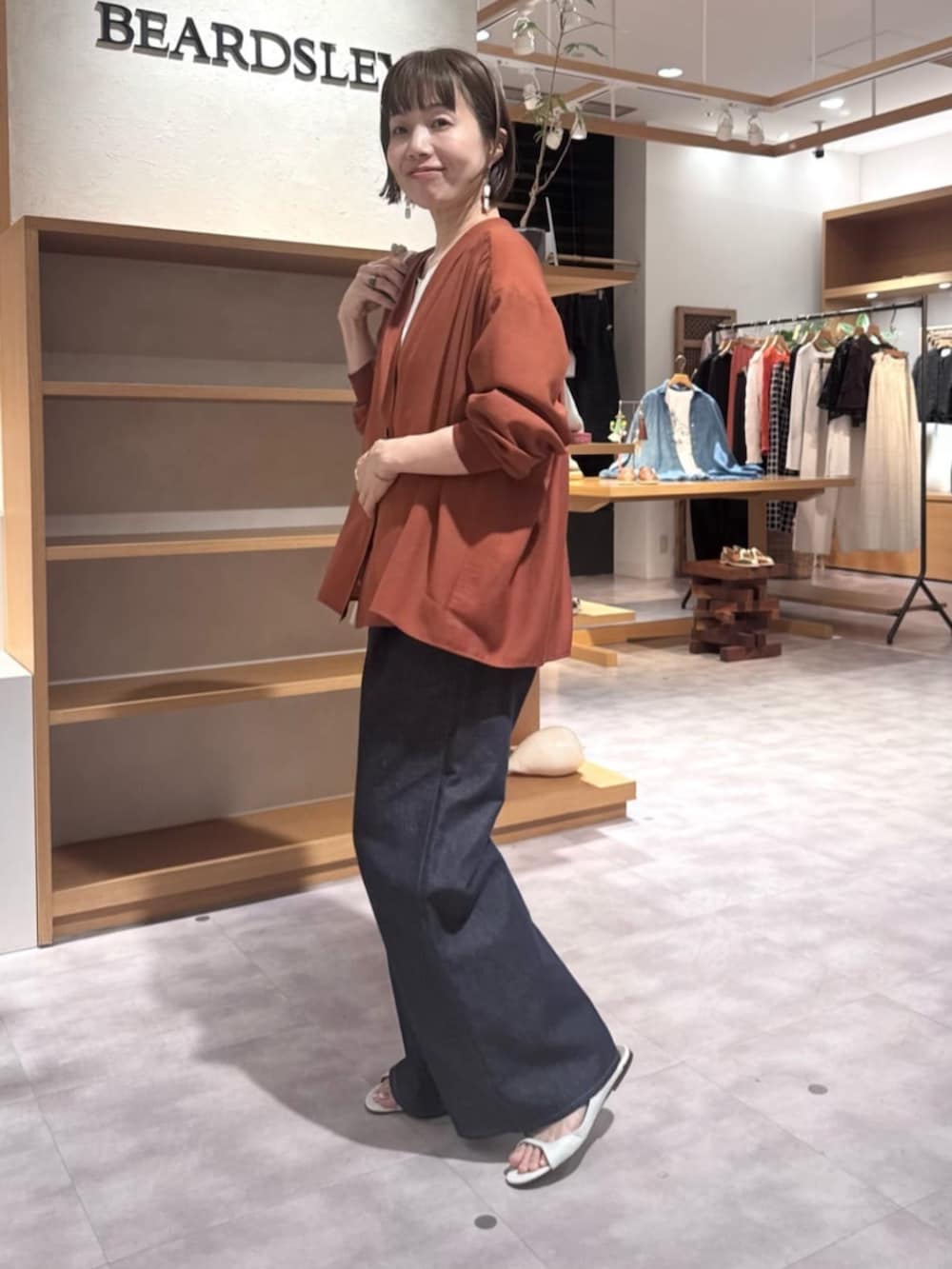 ホワイト系のシャツ/ブラウス、レッド系のシャツ/ブラウス、ブルー系のその他パンツを着用したレディースの春コーディネートの4枚目の写真