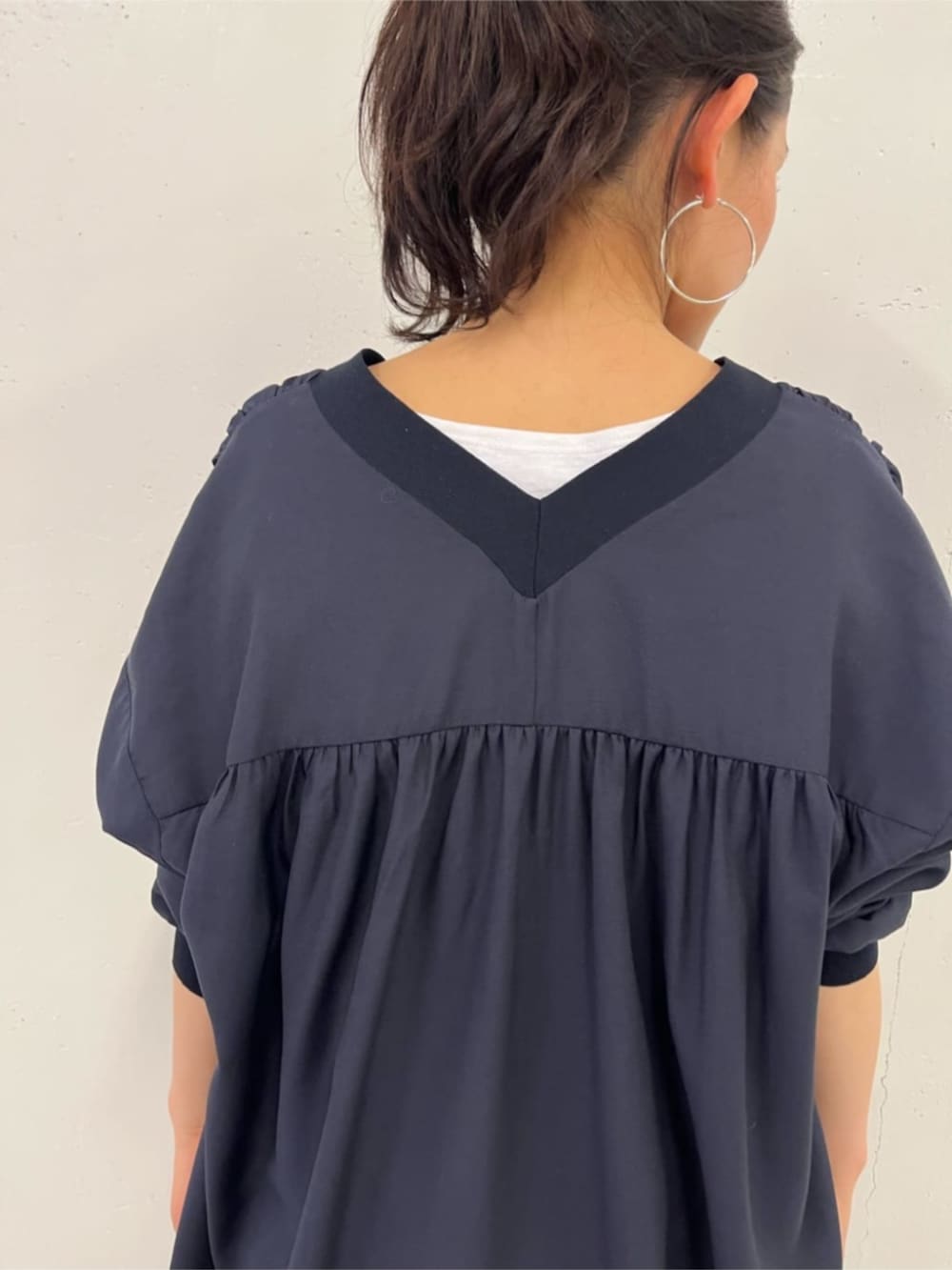 ブラック系のボストンバッグ、グリーン系のその他パンツ、ブルー系のシャツ/ブラウスを着用したレディースの冬コーディネートの10枚目の写真