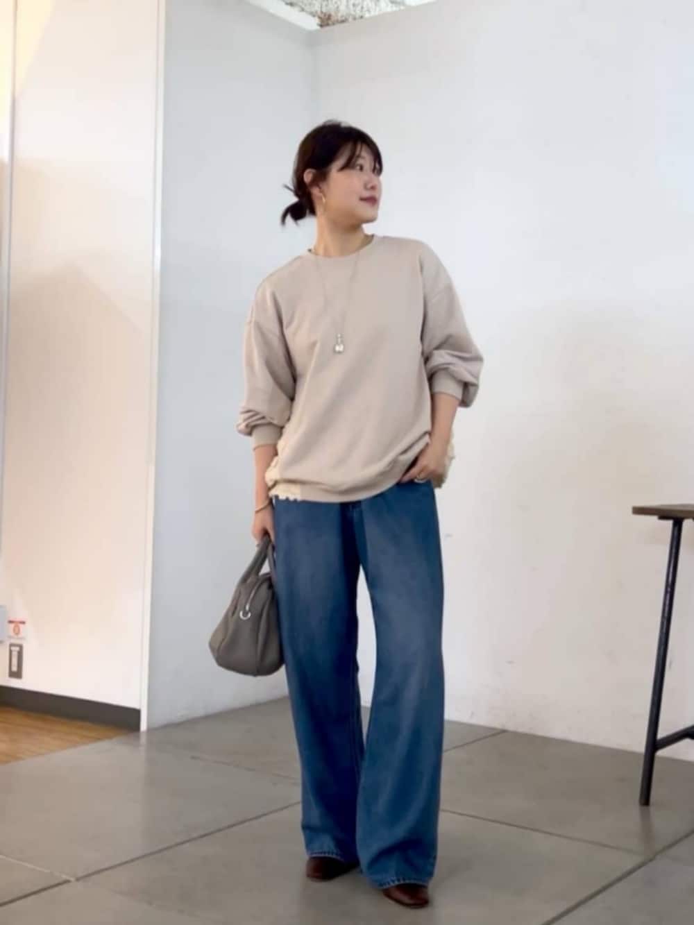 ホワイト系のTシャツ/カットソーを着用したレディースの秋コーディネートの3枚目の写真