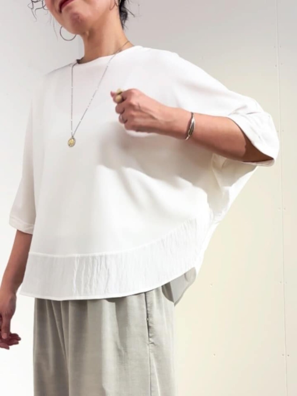 グレー系のその他パンツ、ホワイト系のTシャツ/カットソーを着用したレディースの春コーディネートの6枚目の写真