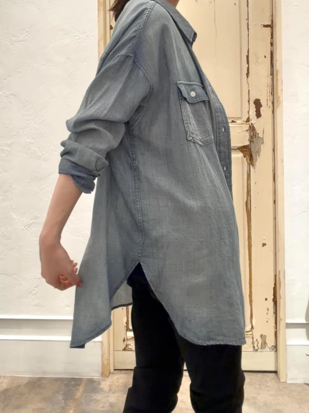 ブルー系のシャツ/ブラウス、ブラック系のその他パンツ、グレー系のキャミソールを着用したレディースの春コーディネートの5枚目の写真