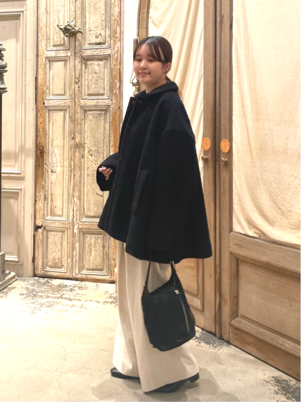 ベージュ系のその他パンツ、ブラック系のその他アウターを着用したレディースの秋コーディネートの2枚目の写真