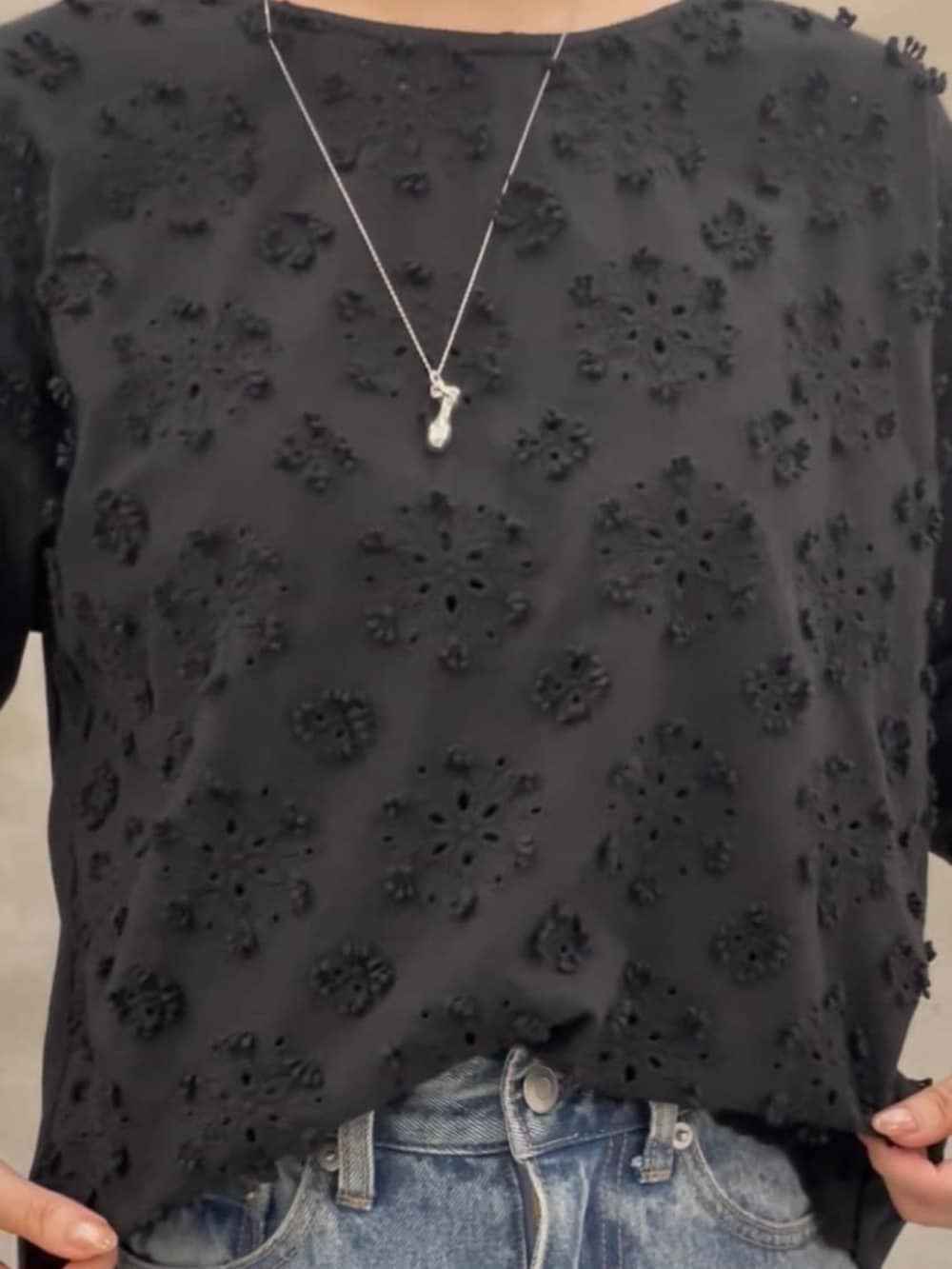 ブルー系のその他パンツ、ブラック系のTシャツ/カットソーを着用したレディースの夏コーディネートの7枚目の写真