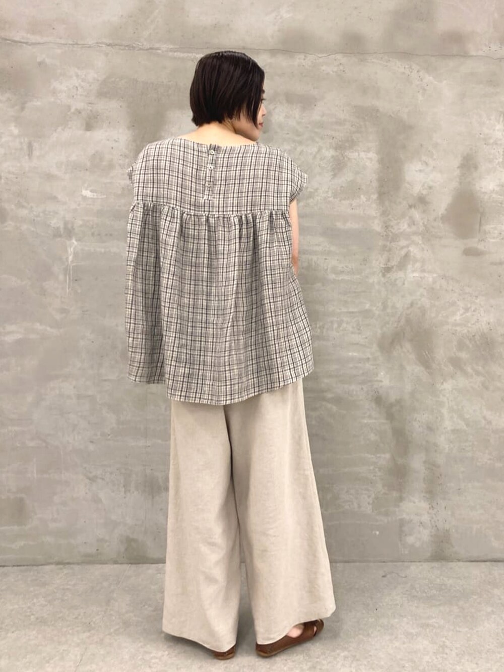 ブルー系のシャツ/ブラウス、ベージュ系のその他パンツを着用したレディースの春コーディネートの3枚目の写真