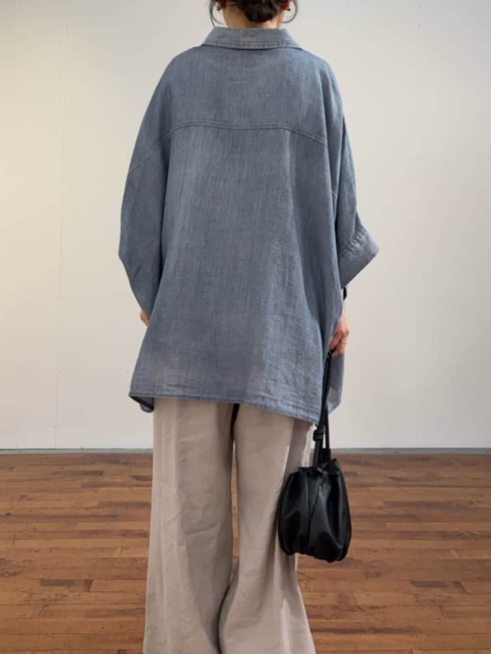 グレー系のその他パンツ、ブルー系のシャツ/ブラウスを着用したレディースの春コーディネートの10枚目の写真