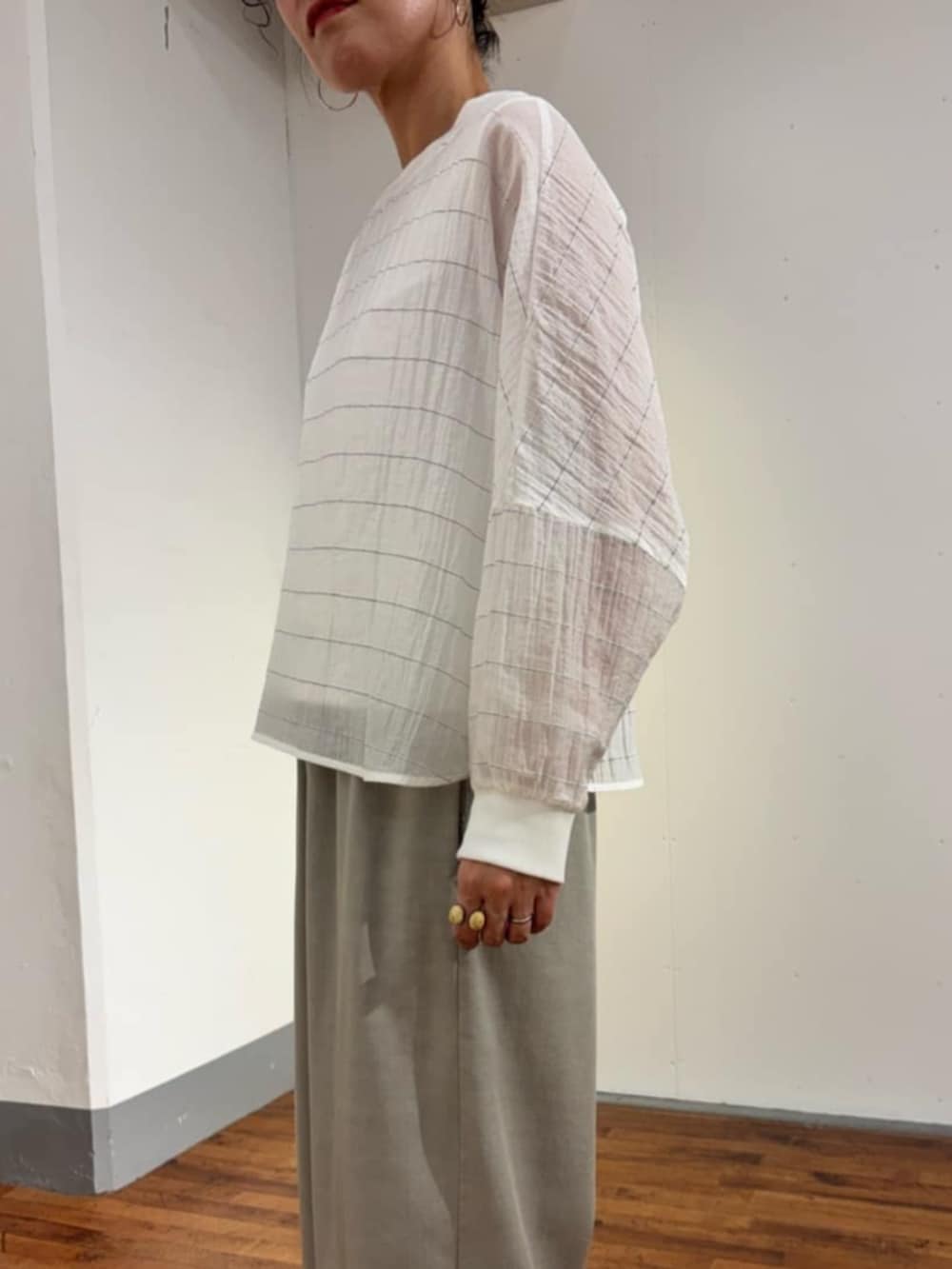 グレー系のその他パンツ、ホワイト系のシャツ/ブラウスを着用したレディースの春コーディネートの8枚目の写真