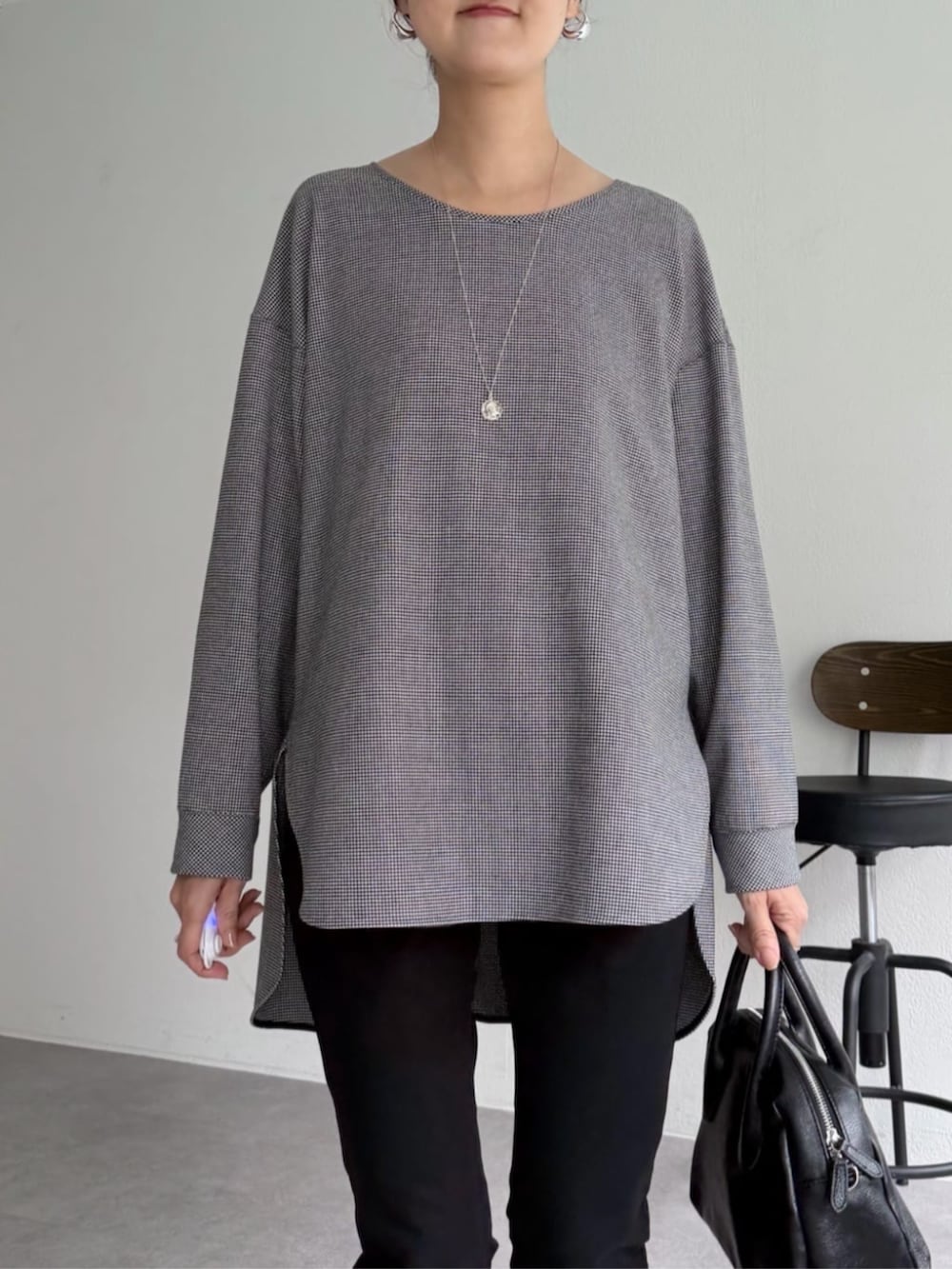 ブラック系のその他パンツ、ブラック系のTシャツ/カットソー、ブラック系のシャツ/ブラウスを着用したレディースの秋コーディネートの5枚目の写真