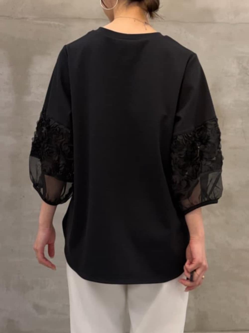 ブラック系のボストンバッグ、ブラック系のTシャツ/カットソー、ホワイト系のその他パンツを着用したレディースの春コーディネートの5枚目の写真