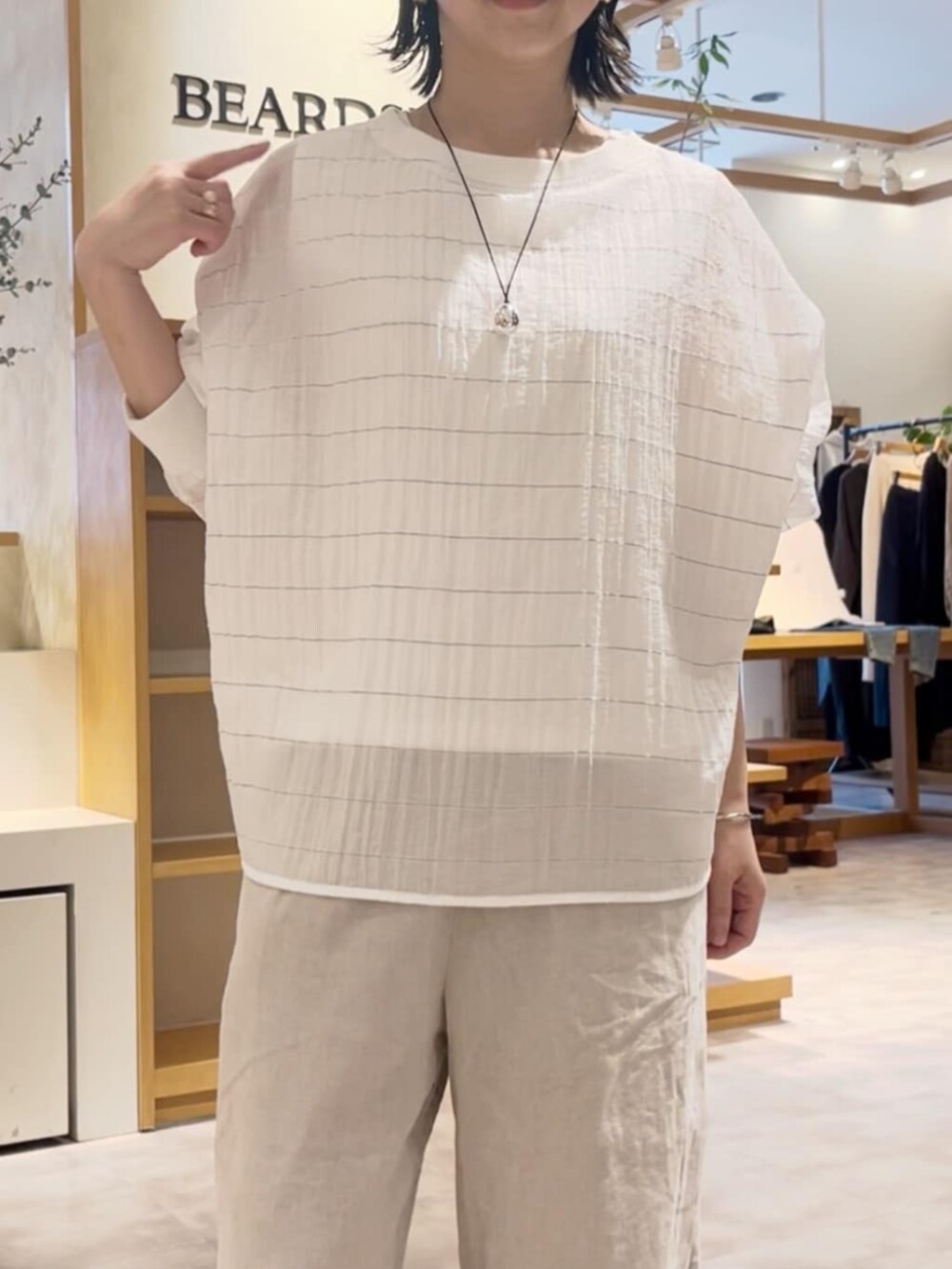 ベージュ系のその他パンツ、ホワイト系のシャツ/ブラウスを着用したレディースの春コーディネートの10枚目の写真