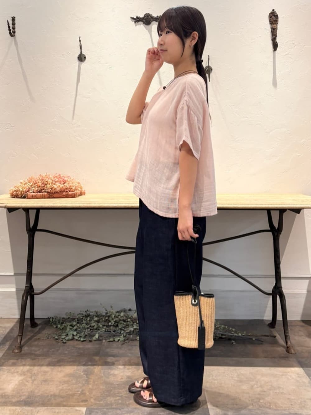 ブルー系のその他パンツ、ピンク系のシャツ/ブラウスを着用したレディースの春コーディネートの2枚目の写真