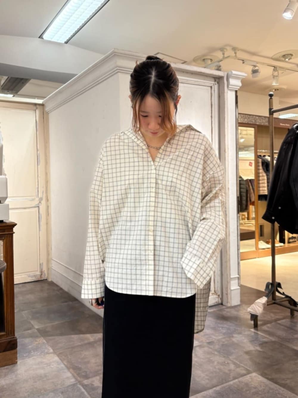 ホワイト系のシャツ/ブラウス、ブラック系のスカートを着用したレディースの冬コーディネートの9枚目の写真