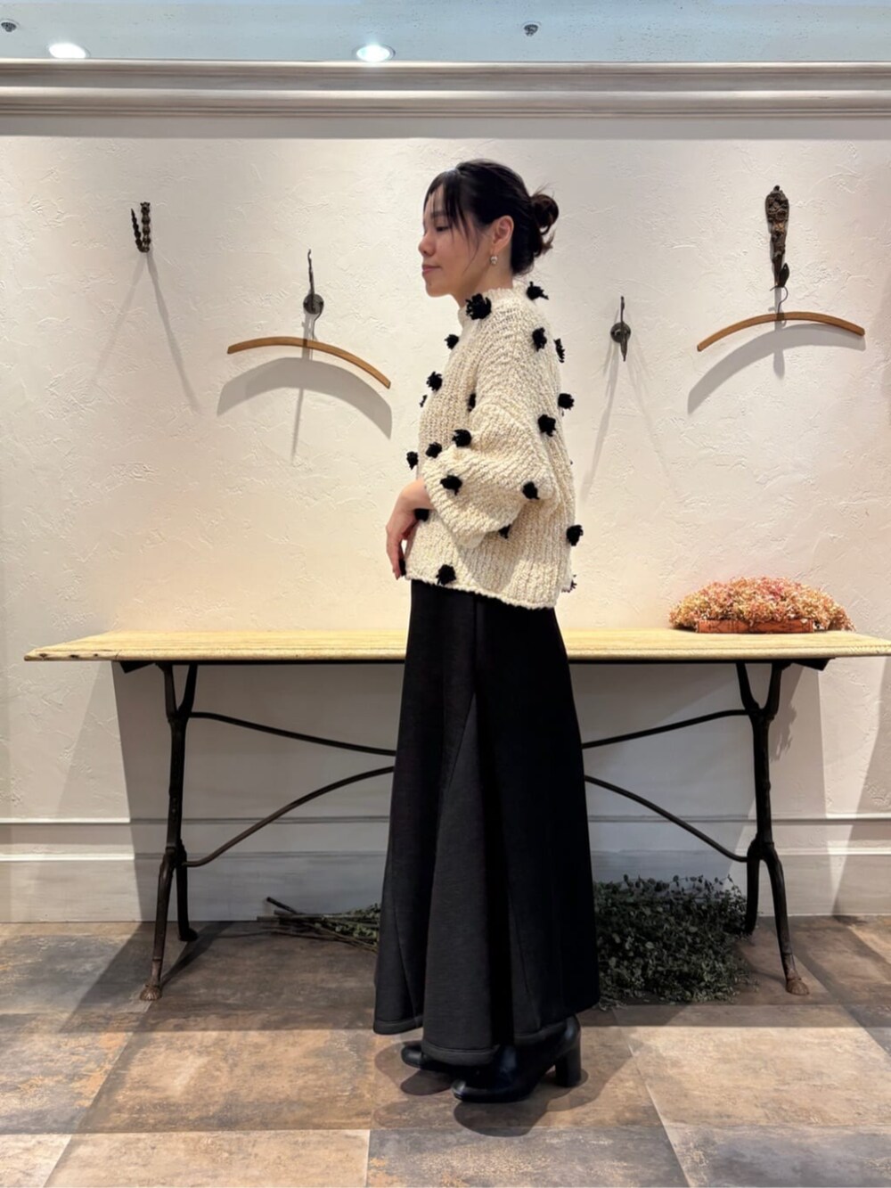 ブラック系のトートバッグ、ブラック系のスカートを着用したレディースの冬コーディネートの3枚目の写真