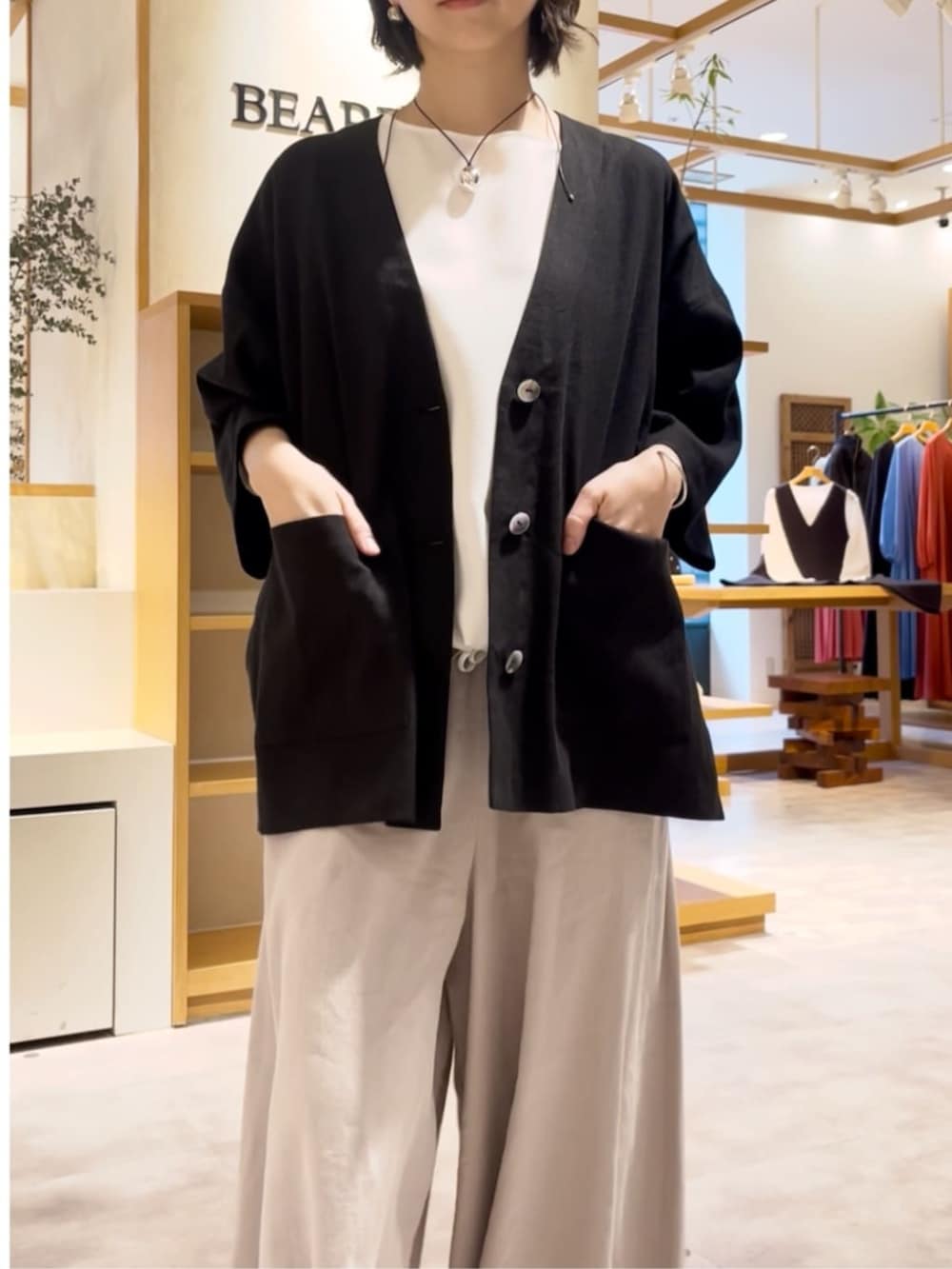 ブラック系のトートバッグ、ホワイト系のシャツ/ブラウス、グレー系のその他パンツを着用したレディースの春コーディネートの6枚目の写真