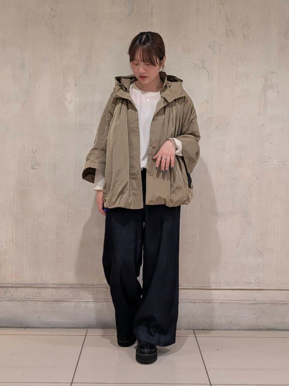 ブルー系のその他パンツ、ブラック系のブーツ、ブラウン系のブルゾンを着用したレディースの冬コーディネートの7枚目の写真